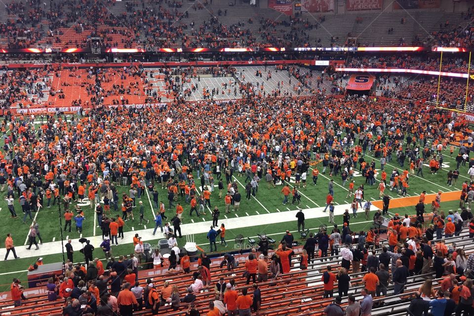 Fans storm the field as Syracuse beats undefeated Clemson at the carrier dome. 