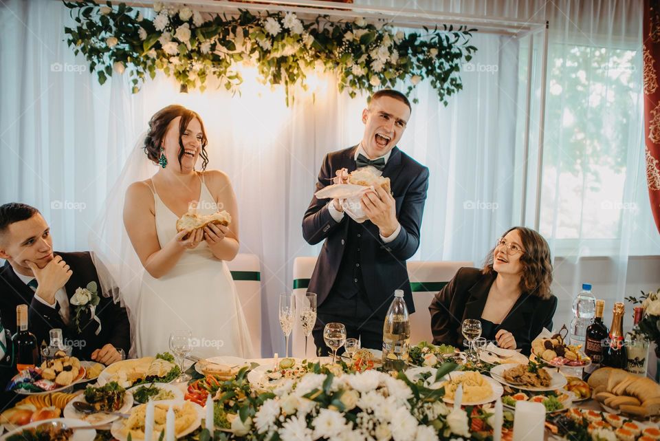 Ukrainian tradition of breaking wedding bread
