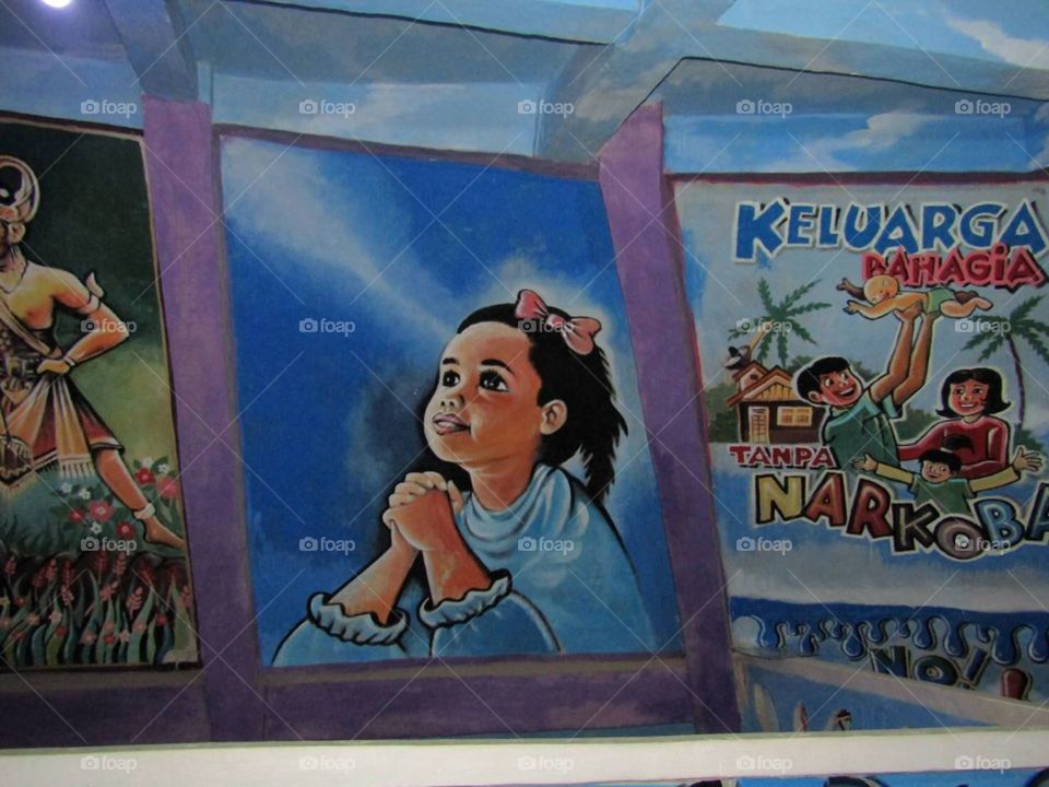 lukisan anak perempuan kecil yang sedang berdoa
