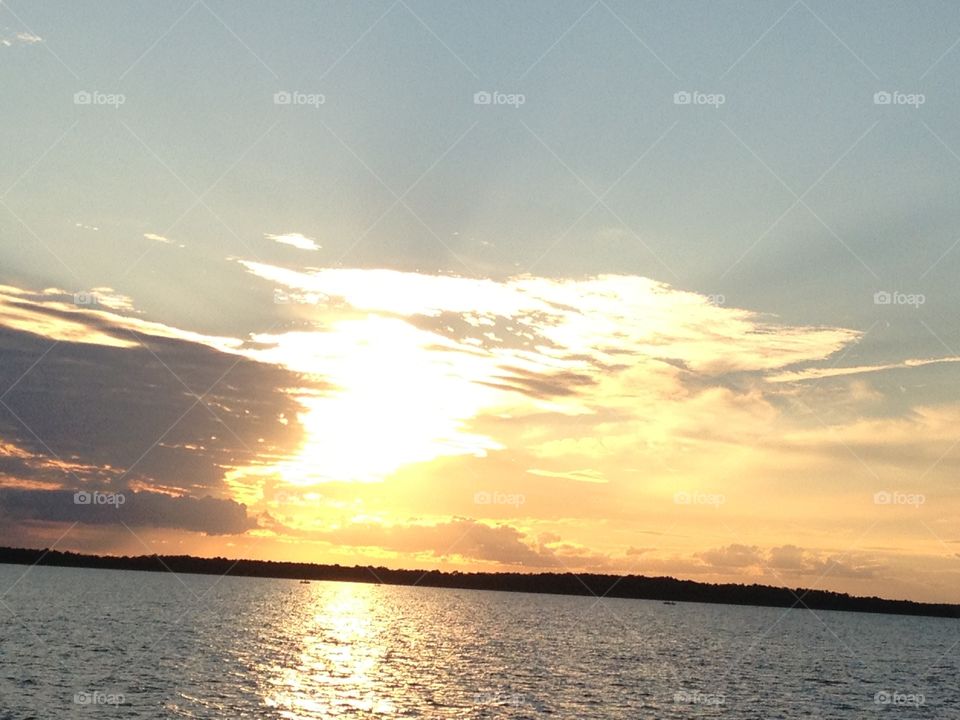 Golden sky. sunsetting on the lake