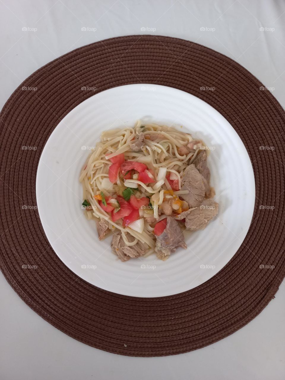 Macarrão. O Macarrão é um alimento com baixos níveis glicêmicos. A facilidade na preparação e as inúmeras possibilidades de acompanhamento, faz com que o alimento, conquiste cada vez mais paladares. Alimento: leve, nutritivo e energético