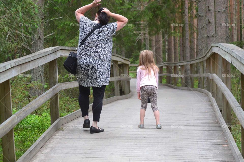 females walking in Järvzoo