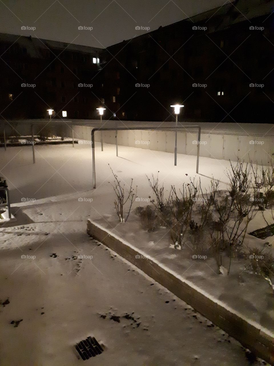 sne - vinter - frost - baggård - aften - lygter