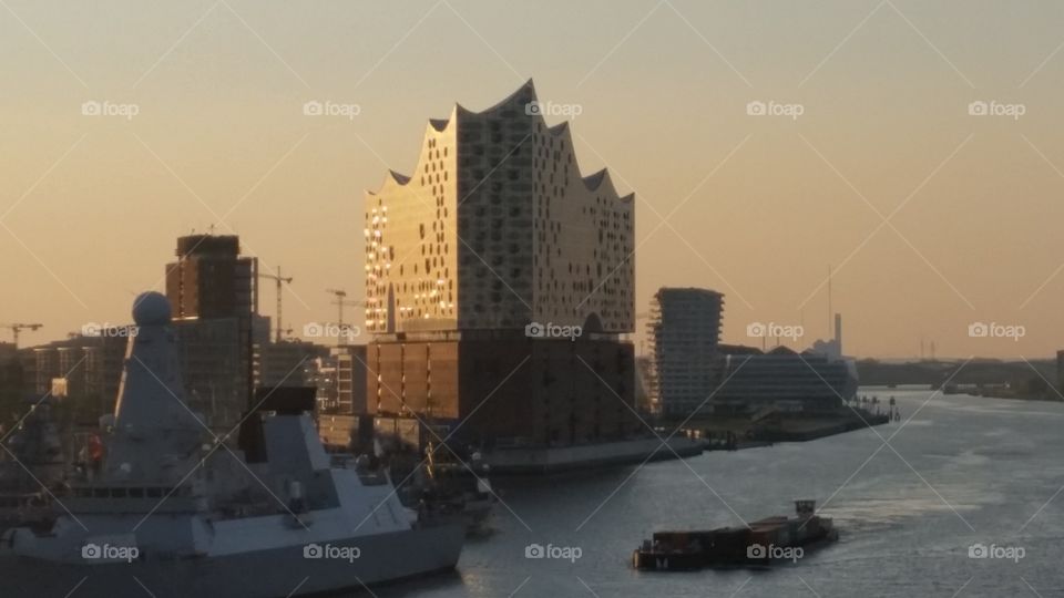 die Elbphilharmonie in Hamburg bei Sonnenaufgang