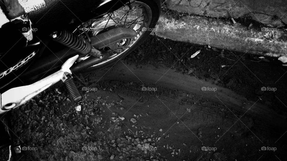 Frenagem de motocicleta no chãode terra molhada.