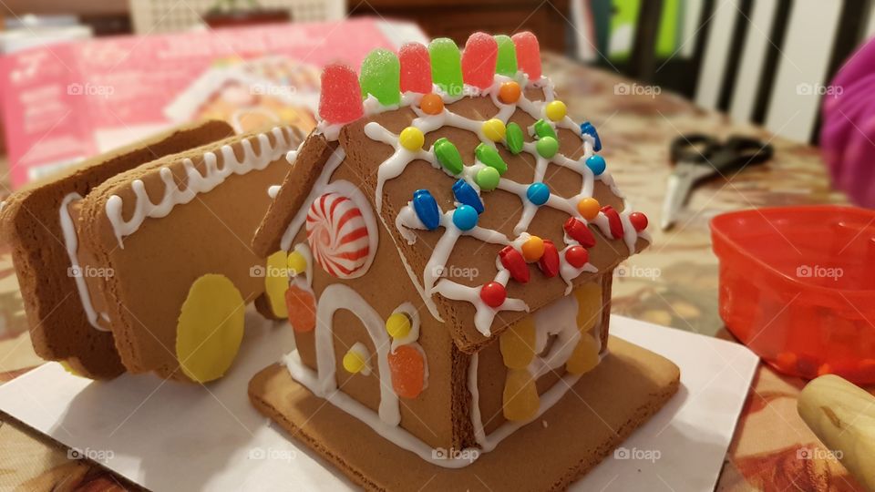 Decorating gingerbread house