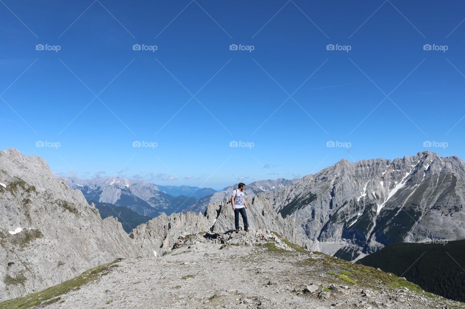 Homem viajante nos Alpes austríacos com lindo céu azul