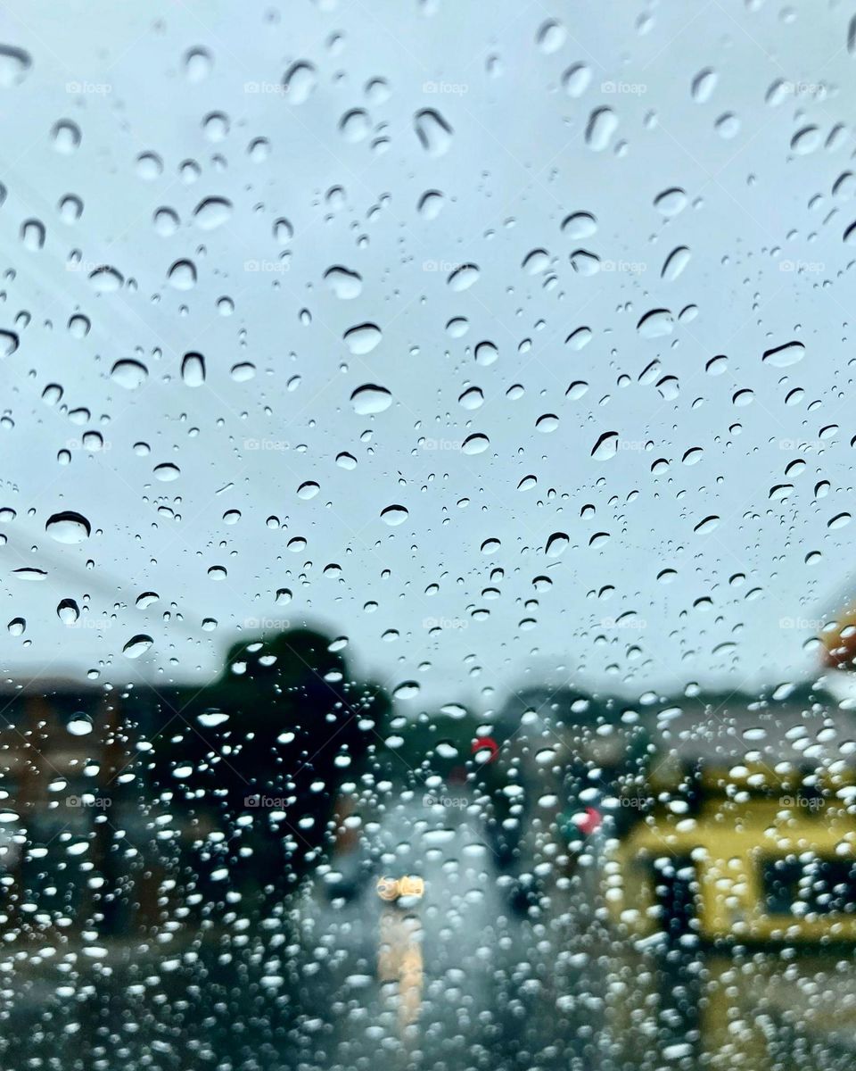 Cidade com chuva e temperatura baixa. É realmente época de verão?
Aliás, pouca gente na rua e alguns comércios fechados hoje… o ano ainda não começou para muitos.