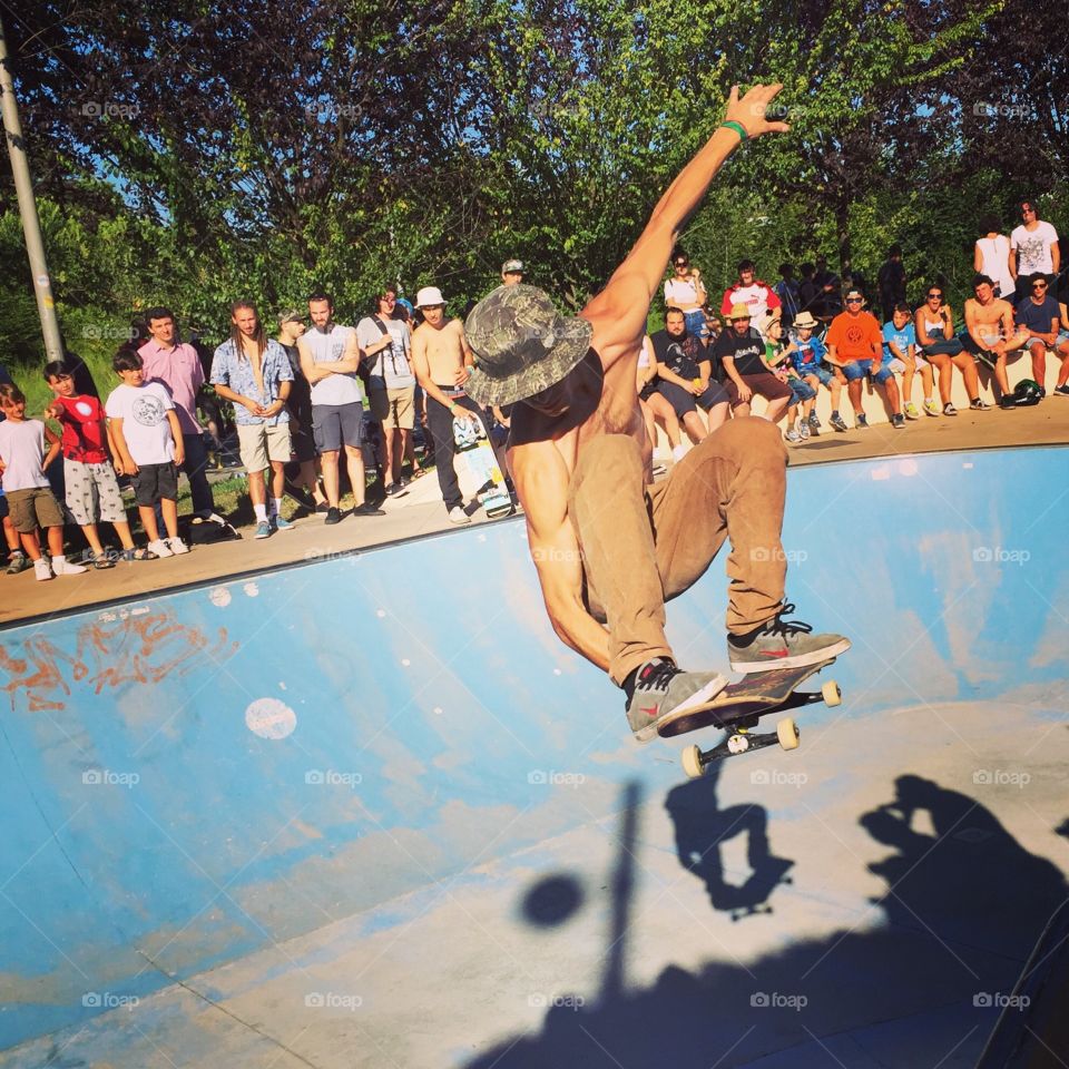 sketeboarding jump in the bowl