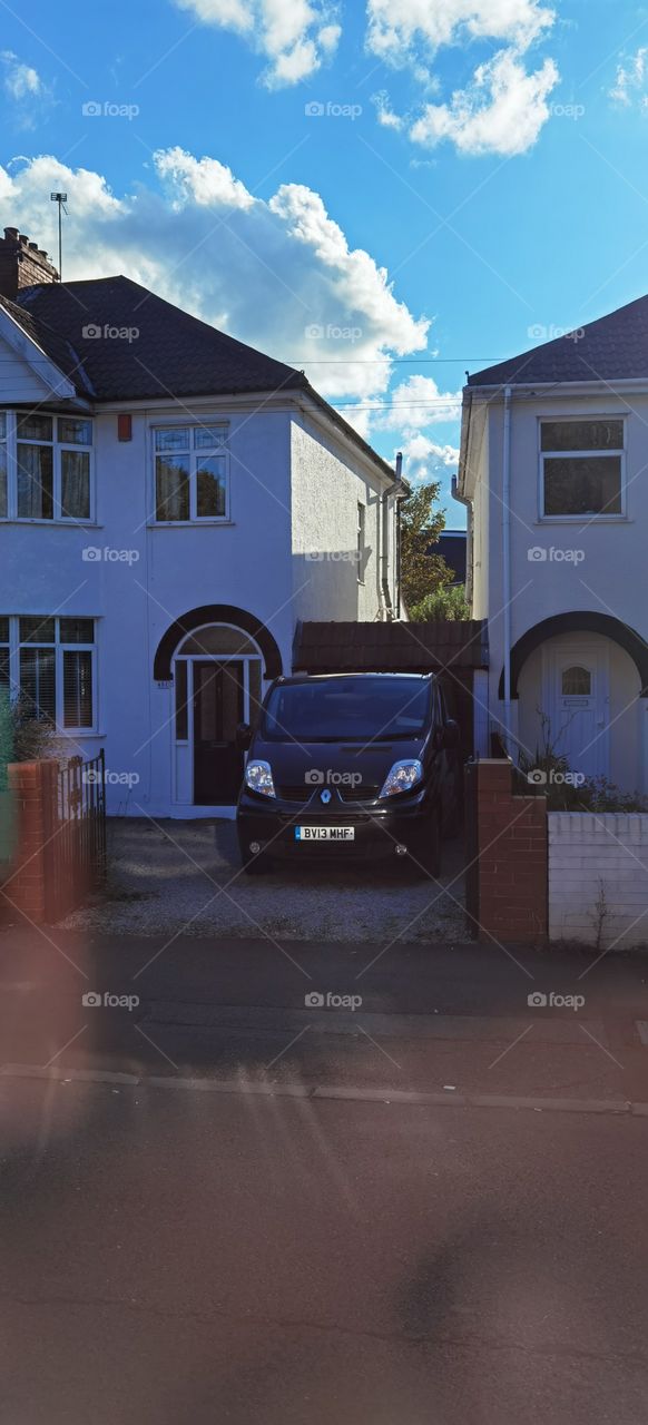 imagen de casas inglesas y de un carro