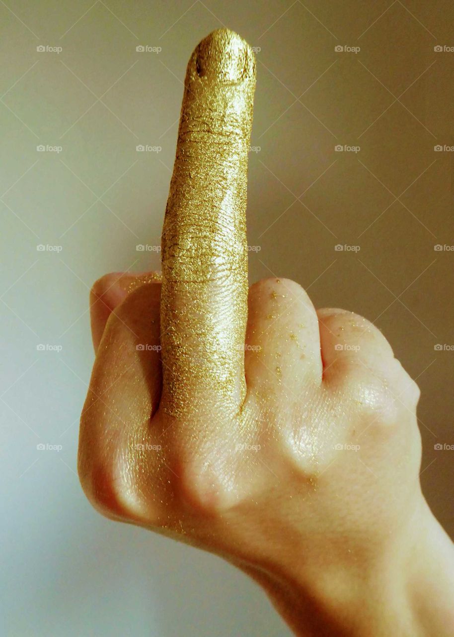 stinkfinger, Middle Finger stretched out.