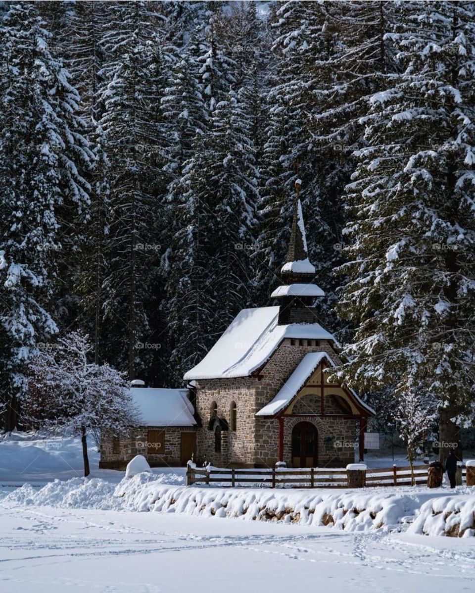 simple house in snow🏚