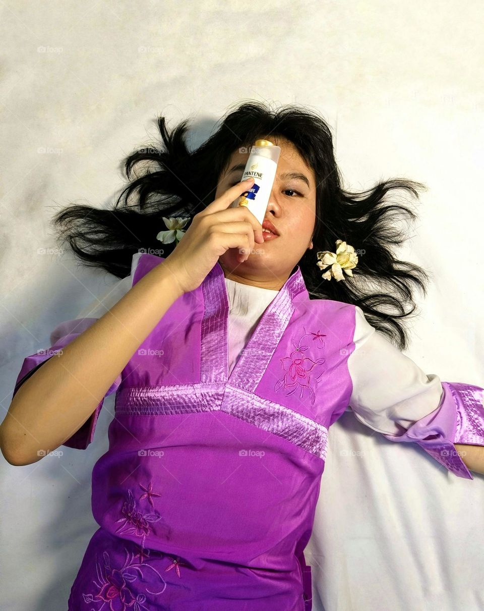 A Chinese girl with a shampoo.