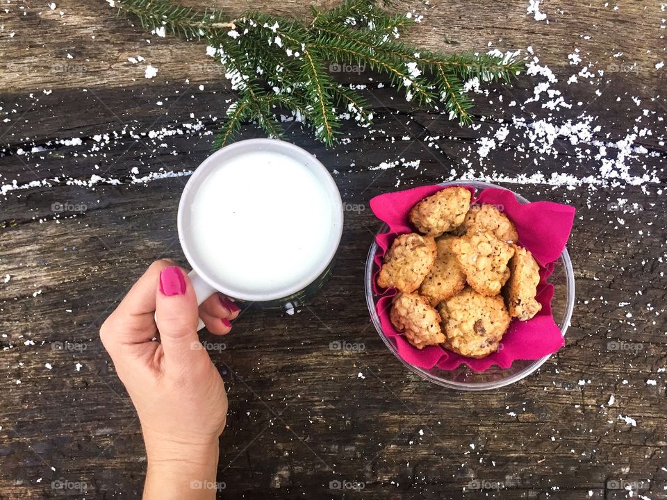 Women's hand holding milk cup