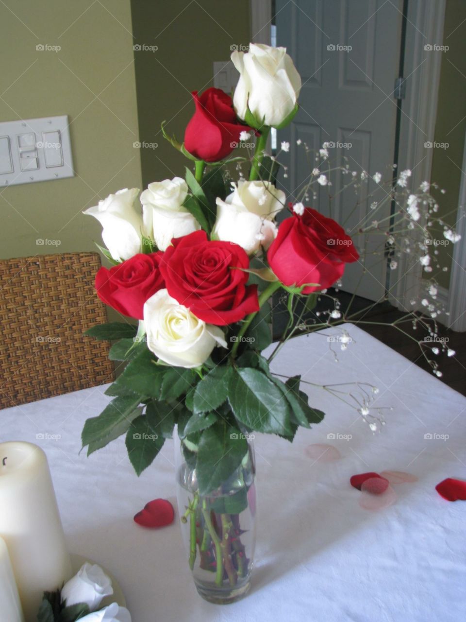 White and red rose bouquet on table