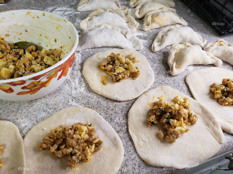 empanadas caseras en otoño cuando llueve es la mejor merienda que cualquier ser humano desearía probar