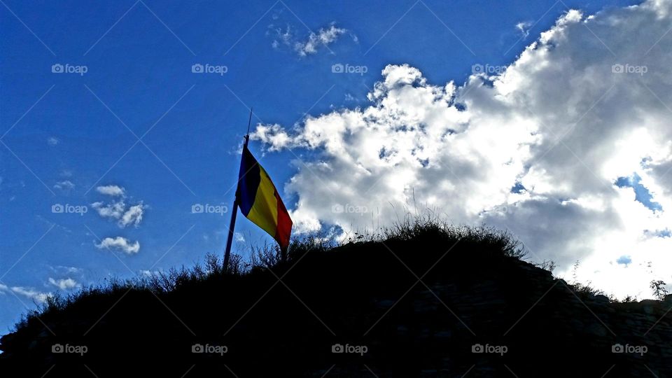 the flag of Romania above the fortress of Deva.