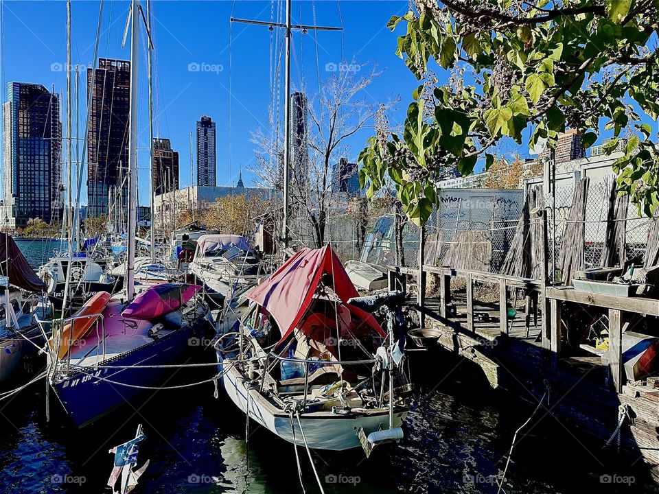 This is „Newtown Creek“ by the „Pulaski Bridge“ in LIC, Queens which is home to a great variety of boats that are tied to the shore here on a warm sunny Indian summer afternoon in early November 2023. Hypnotic Productions