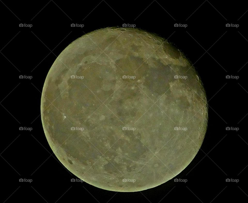 Amazing Hand-held photo of a full moon with craters 