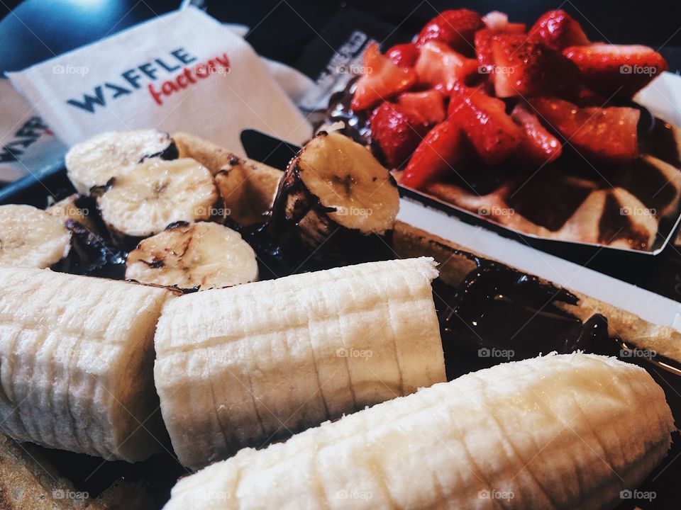 Waffles riquísimos y empalagosos con banana y frutilla en un negocio belga 
