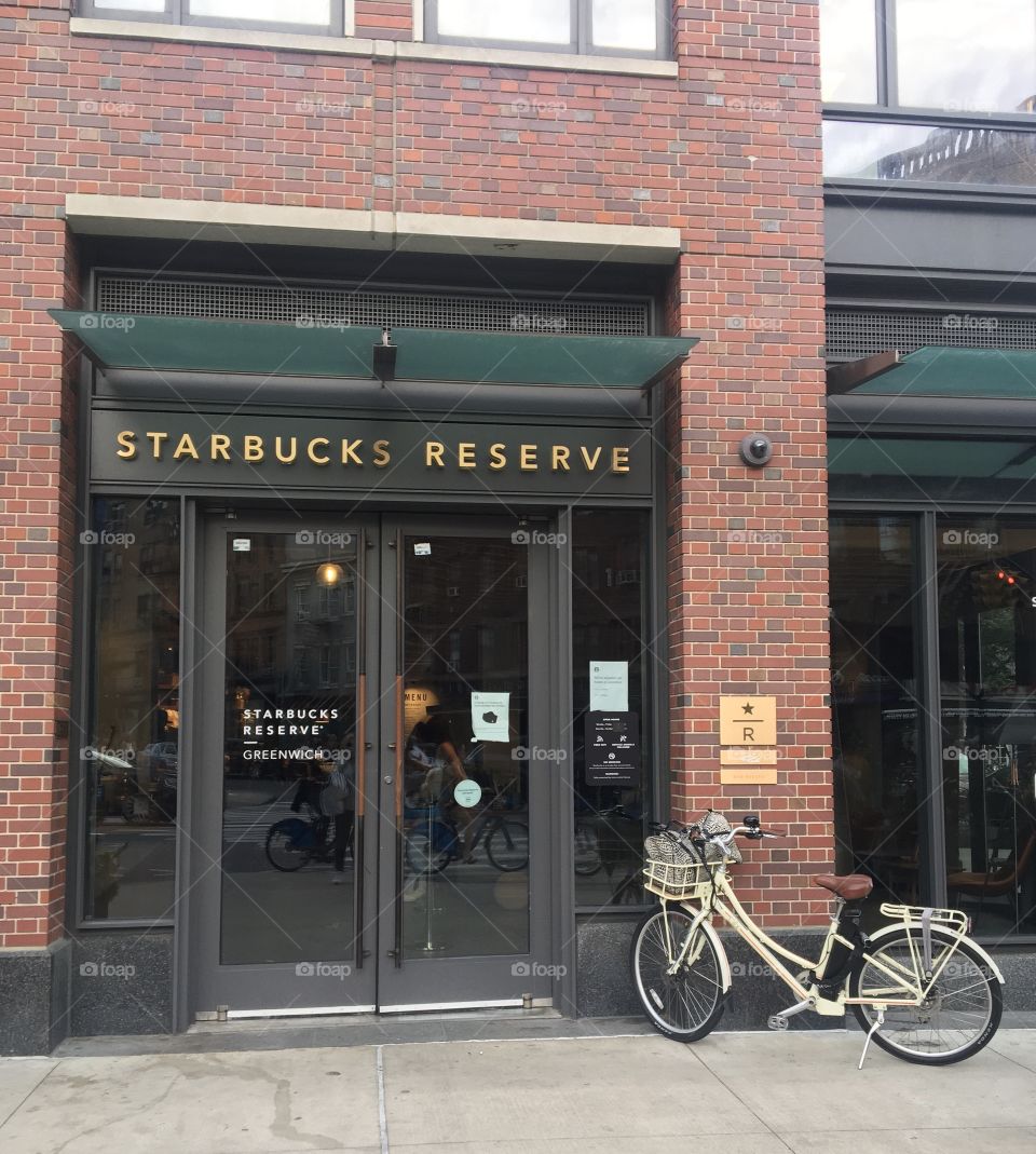 Starbucks Reserve in Greenwich (Manhattan, NYC), with old-school bicycle with leather seat parked in front 