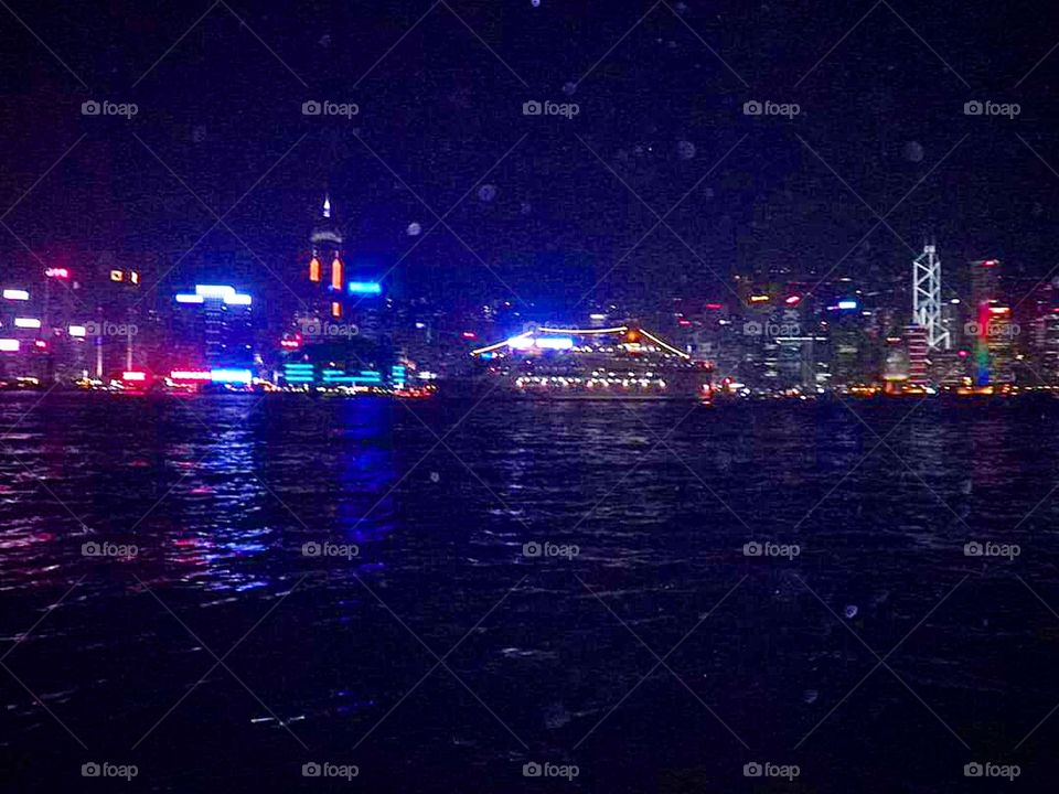 My friend and I took pictures of rainy night scenes while traveling in Hong Kong