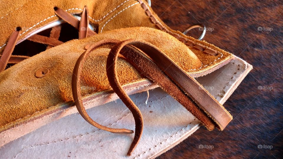 Imagem da parte do fundo do arreio de sola e couro. Para a lida com o gado.