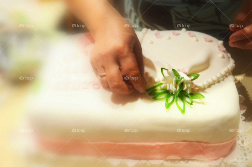 preparing and decorating the cake