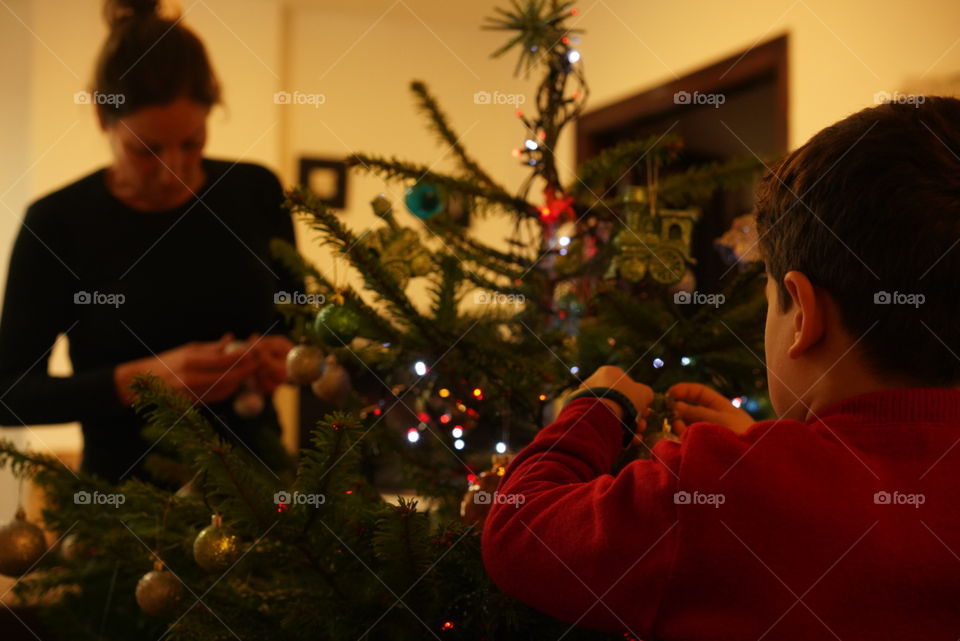 decorando arbol madre e hijo