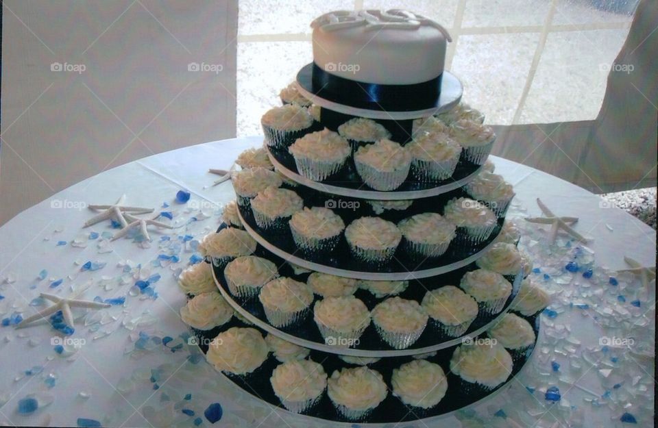 Wedding cake cupcakes