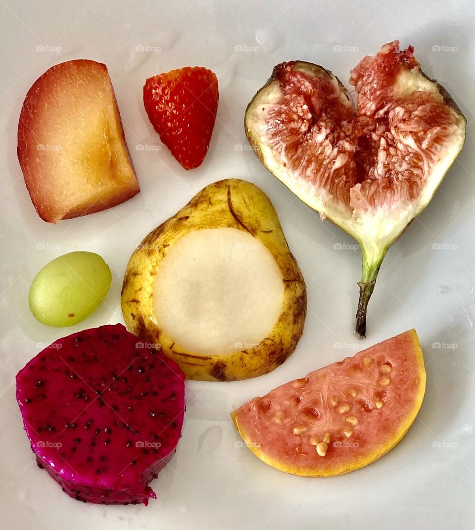 🇺🇸 Delicious fruits: nectarine, strawberry, fig, grape, pear, pitaya, guava. / 🇧🇷 Frutas deliciosas: nectarina, morango, figo, uva, pêra, pitaia, goiaba. 