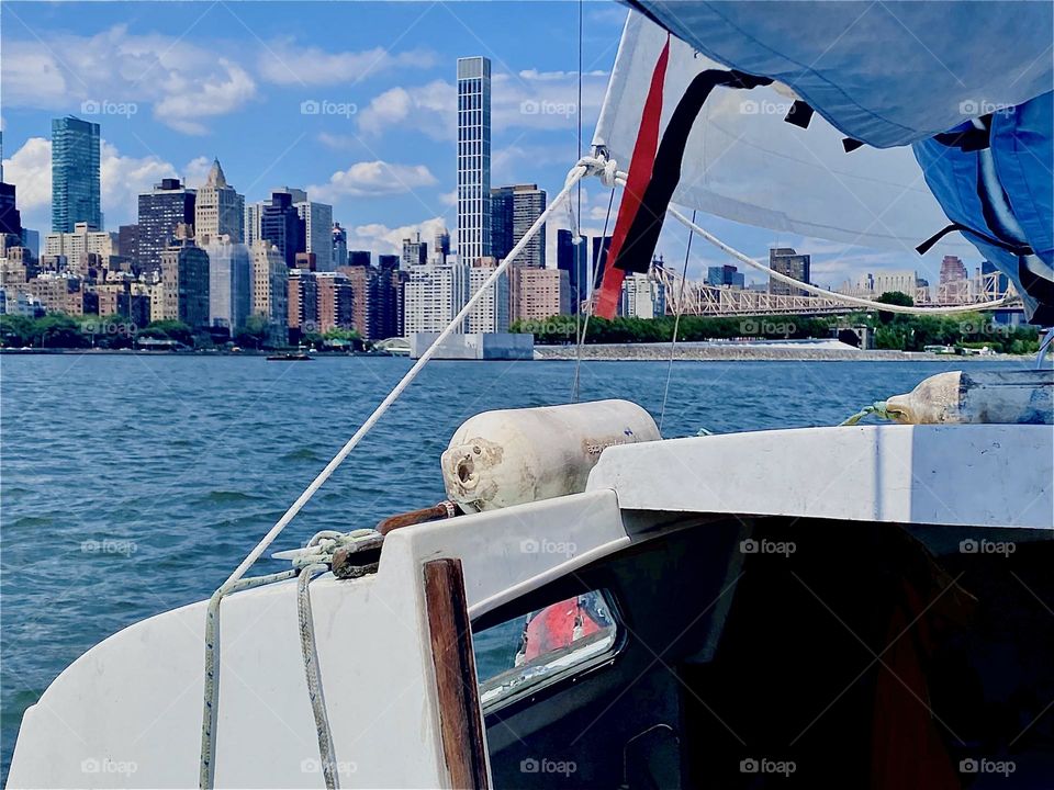 From aboard the „23 O‘Day“ that is yet to be named we see the breathtakingly beautiful „Manhattan“ skyline with all its skyscrapers reaching for the heavens. 2023. Hypnotic Productions