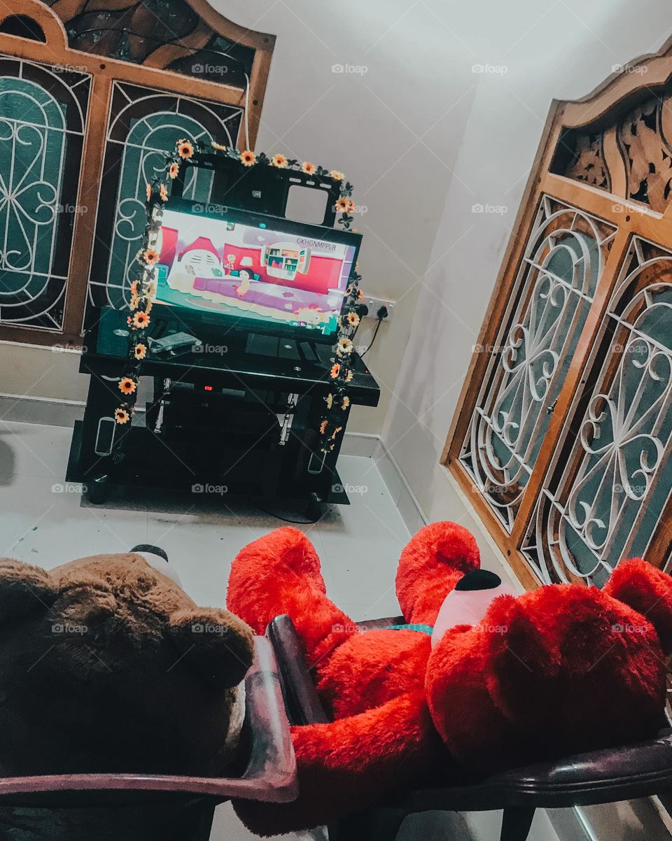 With teddy and me watching tv ✌️