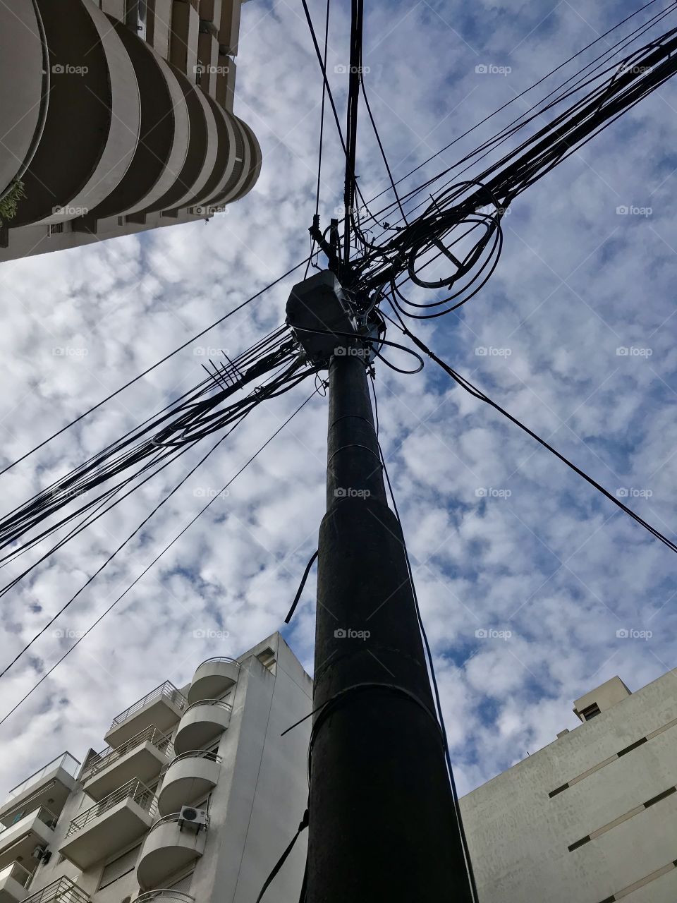 Locura de cables y urbanidad 