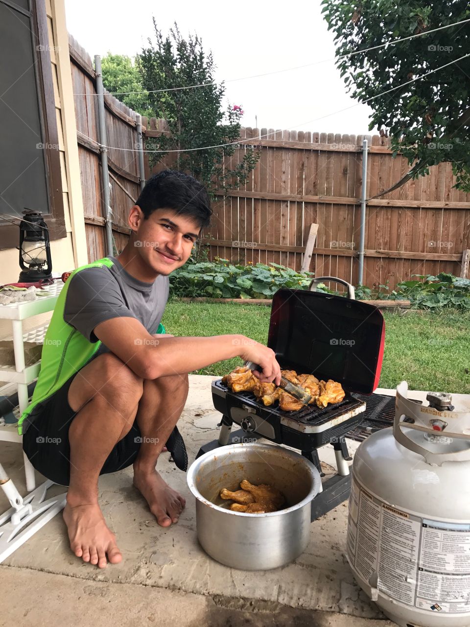 A gay baking barbecue 