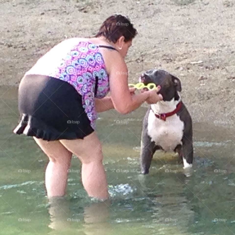 Trying on swimming goggles
