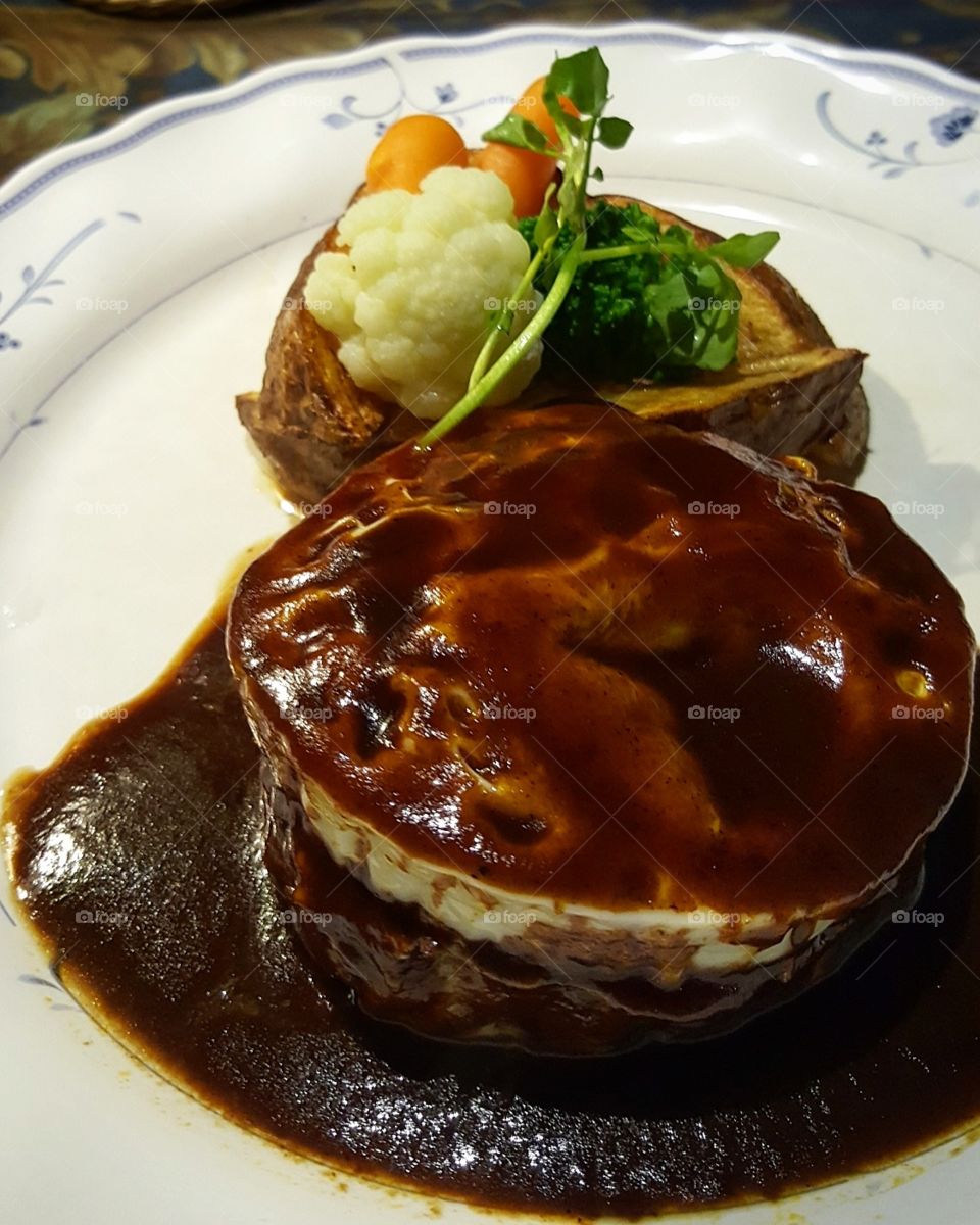Phoebe's Hamburger steak with brown demi glace sauce. Loves their burger cos it has that caramelized onion and fresh beef flavour. So nice 😍😍😍👍