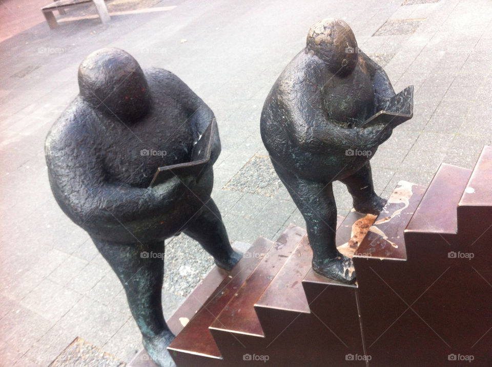 statue steps australia reading by splicanka