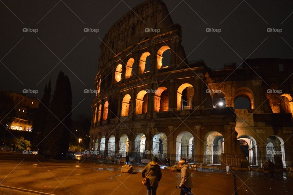 El Coliseo de noche 