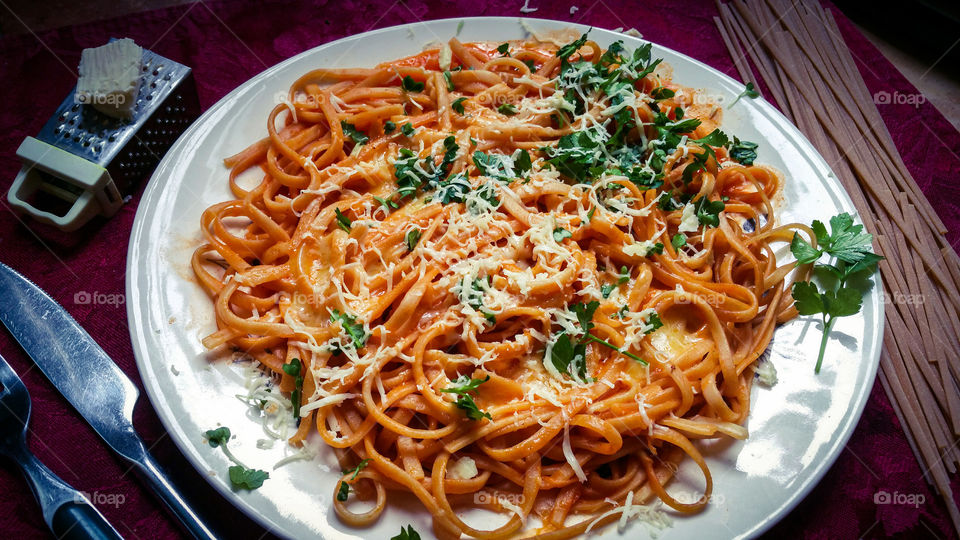 Whole wheat linguine with tomato sauce