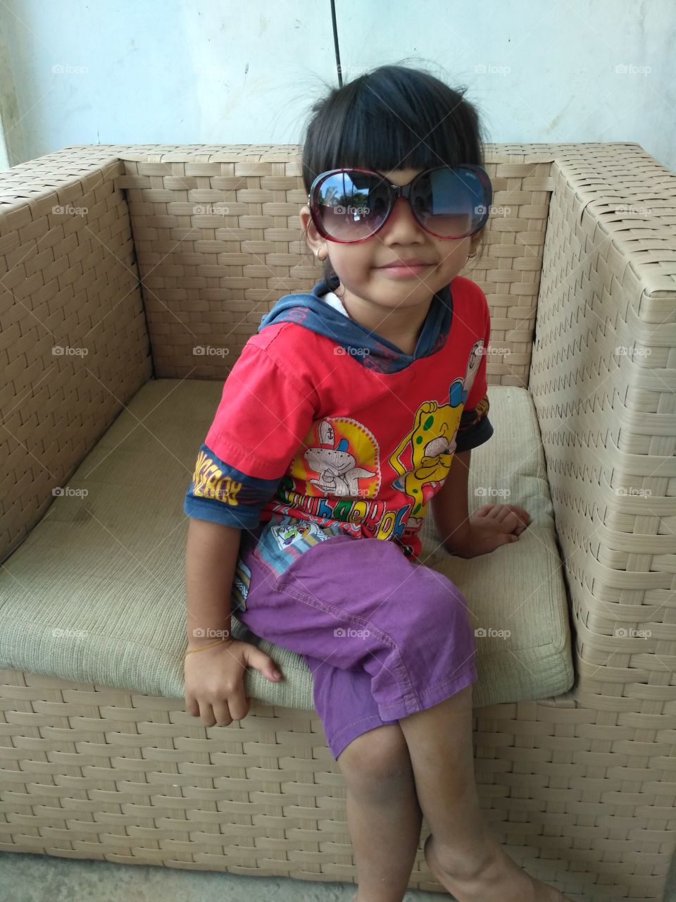 sahira asking me to take photo while  wearing my sun glasses....a big sun 👓