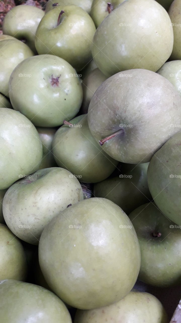 Low in fat: Green apples have low fat content and help in maintaining good blood flow in the body. Green apples have a high fiber content which helps inincreasing the body's metabolism​.