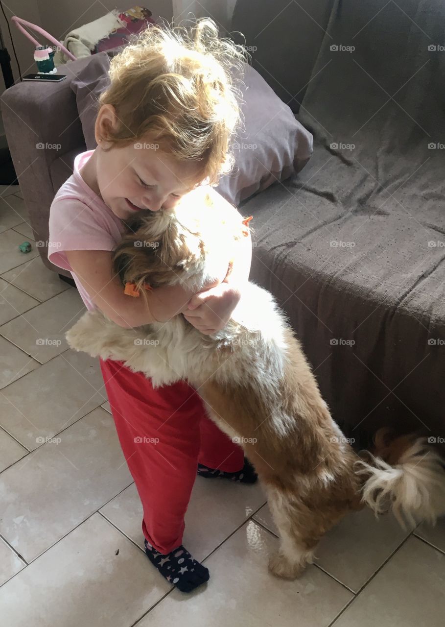 An affectionate hug from the child with his puppy.  Is there anything more pure and yummy than a moment like this? / Um abraço carinhoso da criança com sua cachorrinha. Tem algo mais puro e gostoso do que um momento como esse?