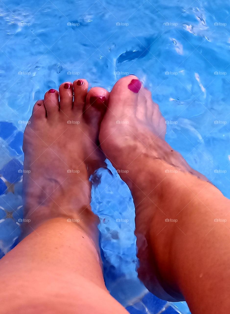 pies en piscina