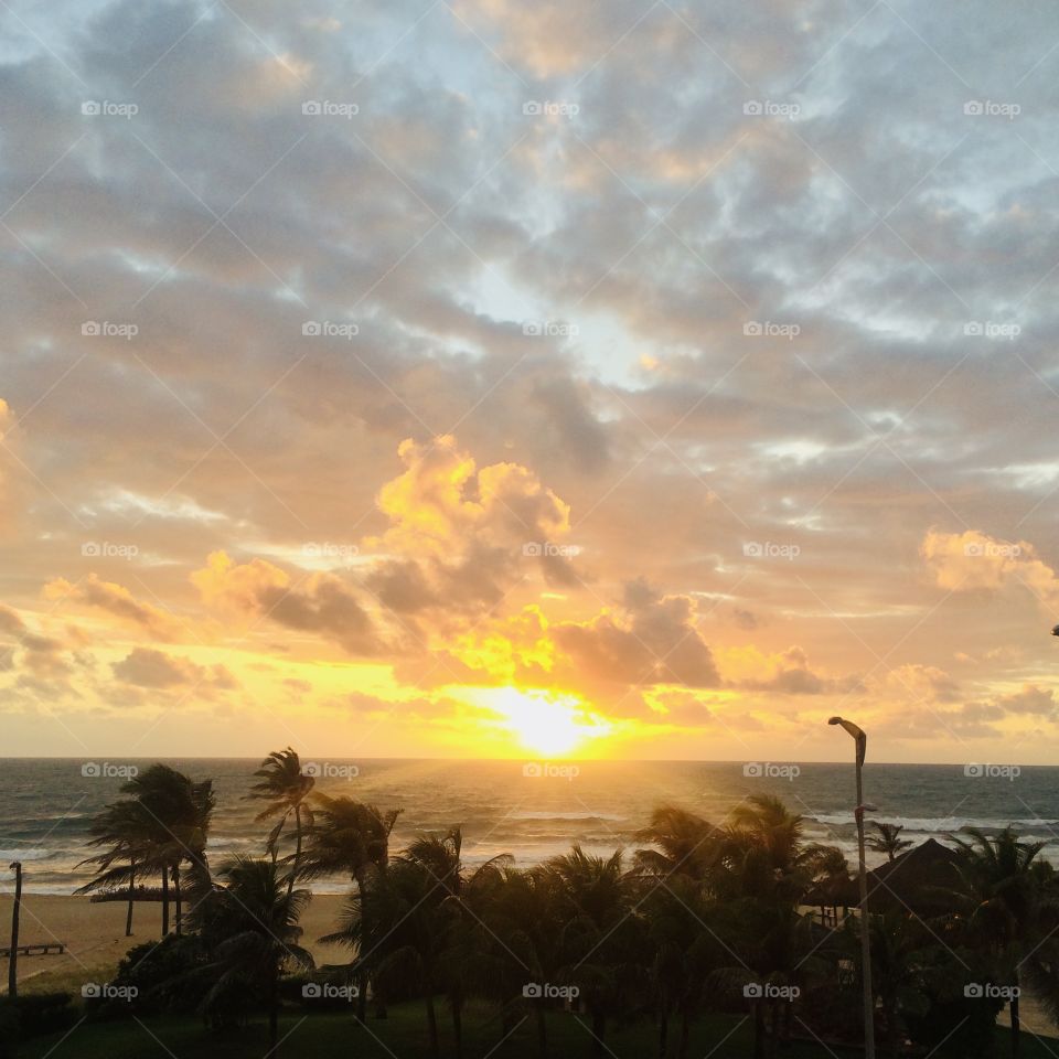 🇺🇸 In summer, there's nothing better than waking up early and going to the beach!  Here: Ceará, Brazil. / 🇧🇷 No verão, nada melhor do que acordar bem cedo e ir aproveitar a praia! Aqui: Ceará, no Brasil. 