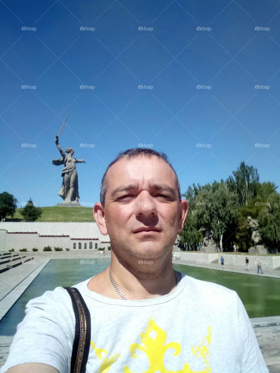 Selfi on the background of the sculpture "Motherland is calling!" Russia, Volgograd.
