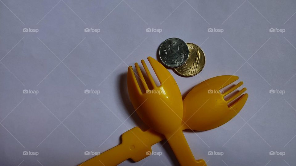 forks keeping the money, holding cash for a meal