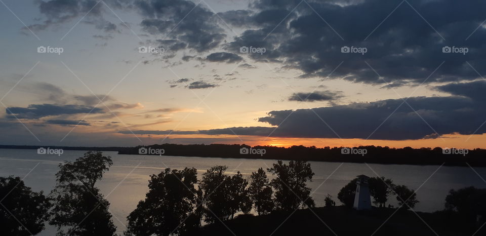 Surreal sunsets like these make a sunday funday and relaxing. Fort Washington📌