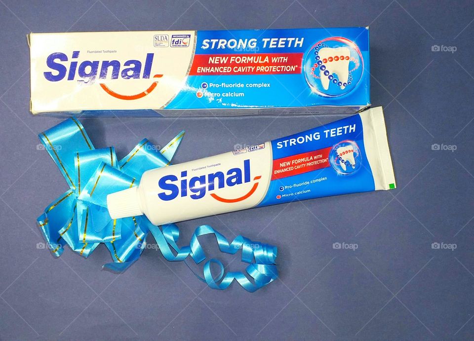 Signal tooth paste for strong teeth - Unilever