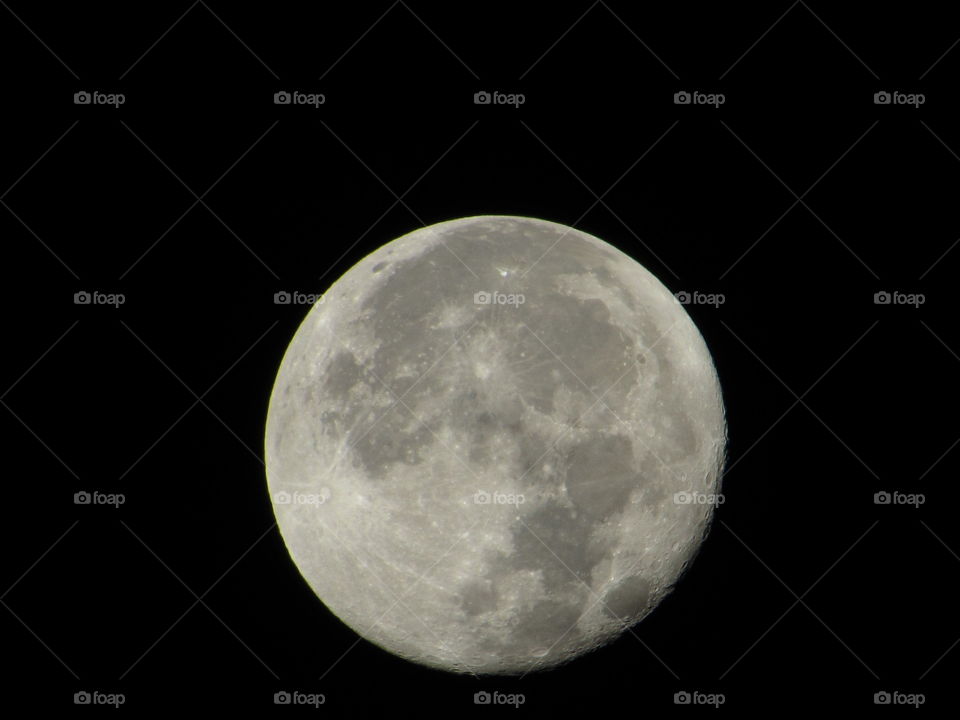 Gorgeous Full Moon. I had a hard time zooming in to capture this beauty. no filter no flash